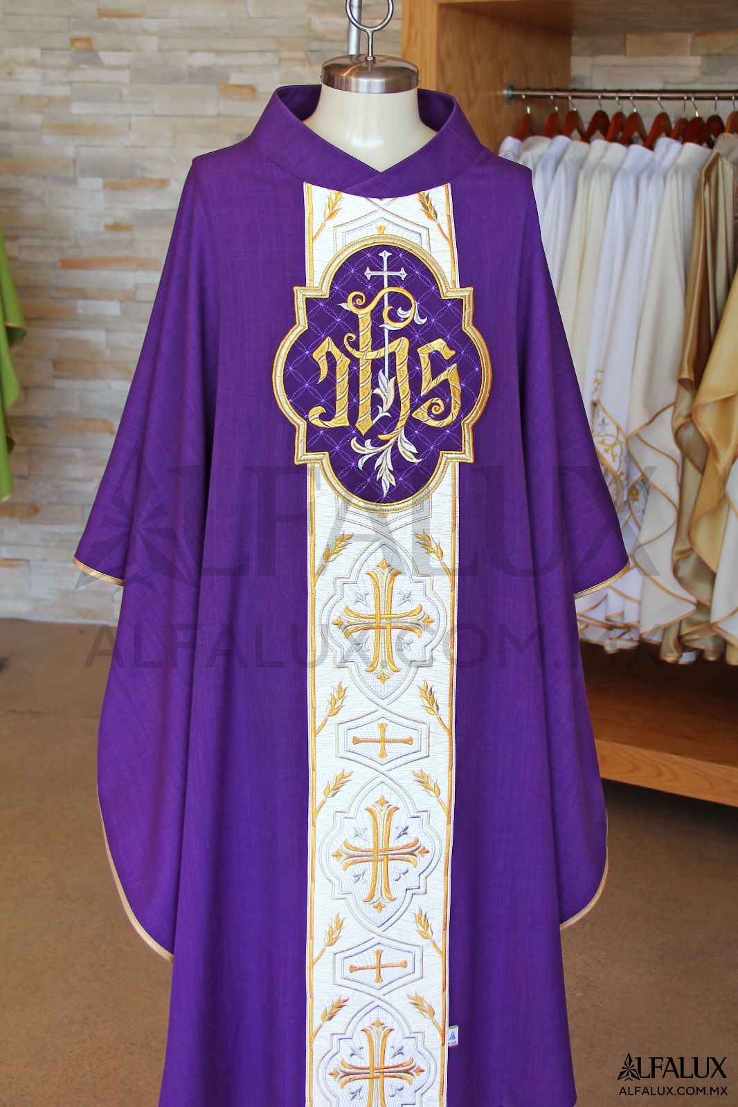 04 IMPERIAL Casulla Alfalux Morado blanco Central Medallon JHS 500IMG 48421